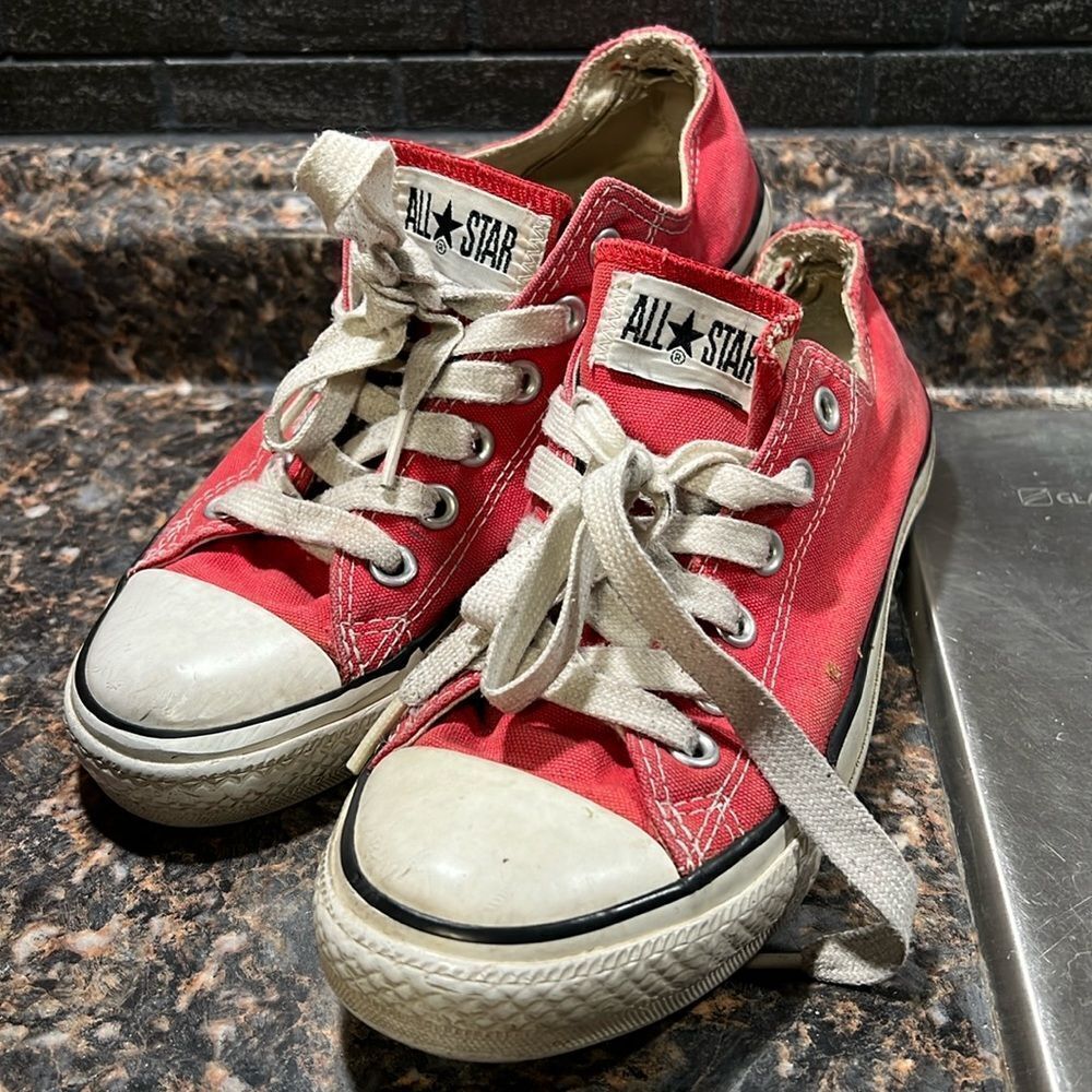 " Converse All Star " Sports Shoes/Trainers IN Red Size  men’s 6 women 8
